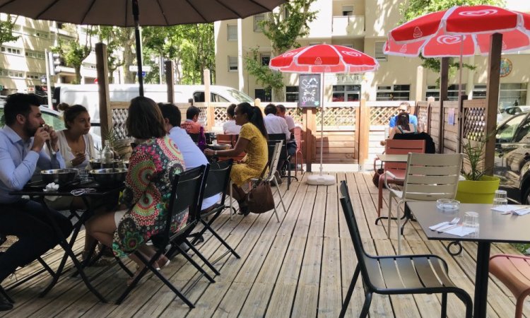 La terrasse ombragée bien remplie, bar à salade, Villeurbanne, Le petit Ours Gourmand