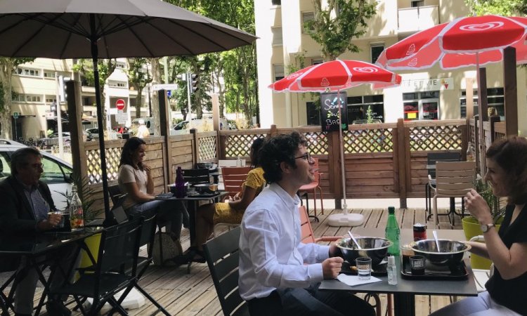 La terrasse ombragée remplie de sourire, bar à salade, Villeurbanne, Le petit Ours Gourmand